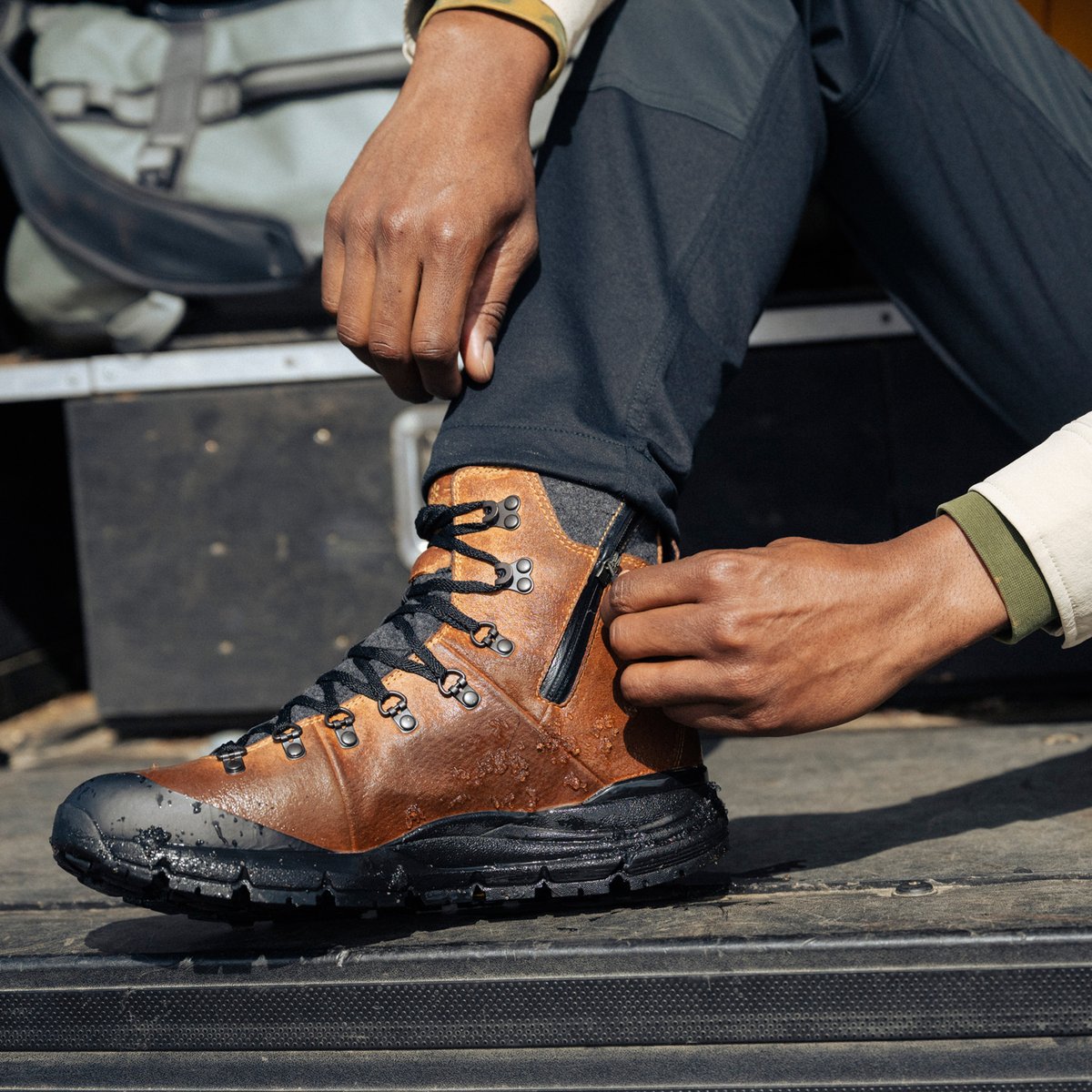 Arctic 600 Side-Zip Bone Brown/Jet Black 200G / Danner
