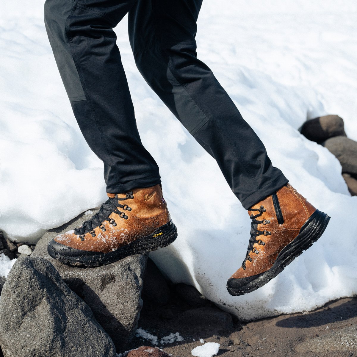 Arctic 600 Side-Zip Bone Brown/Jet Black 200G / Danner