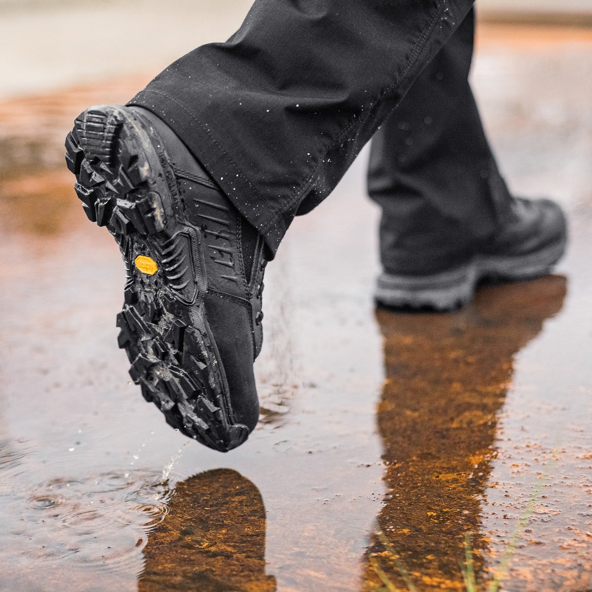 Striker Bolt 8" Black / Danner